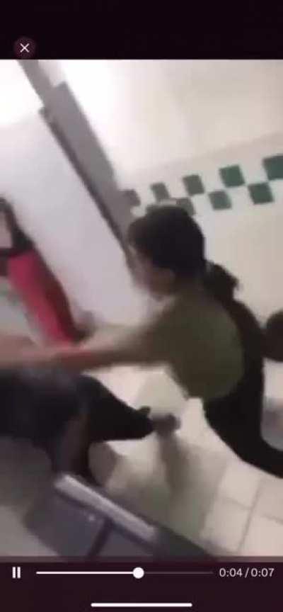 Why would you fight inside a bathroom stall 😭😭😭😭
