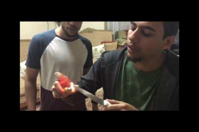 لما مامتك تسيبك انت و اخوك الصغير لوحدكم 