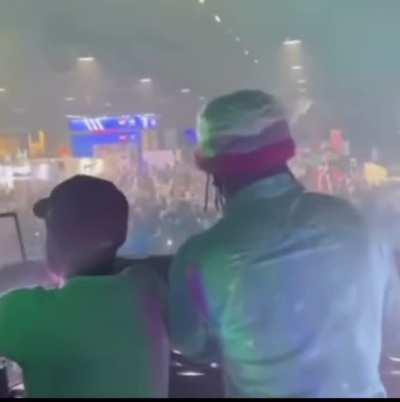 Oh sweet Jesus someone call 911, that crowd is DECEASED 😭