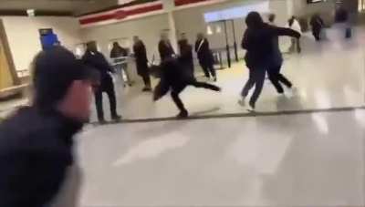 Paris Airport: Fight breaks out between Turkish nationalists & Kurdish individuals, after members of the Turkish group provoked the Kurdish protesters by making signs associated with the far-right organisation ‘Grey Wolves’, prompting a strong reactio