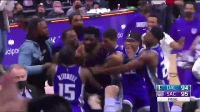 [Highlight] Chimezie Metu, a career 24% three point shooter burries the game winning 3 at the buzzer right in front of the Mavericks bench!