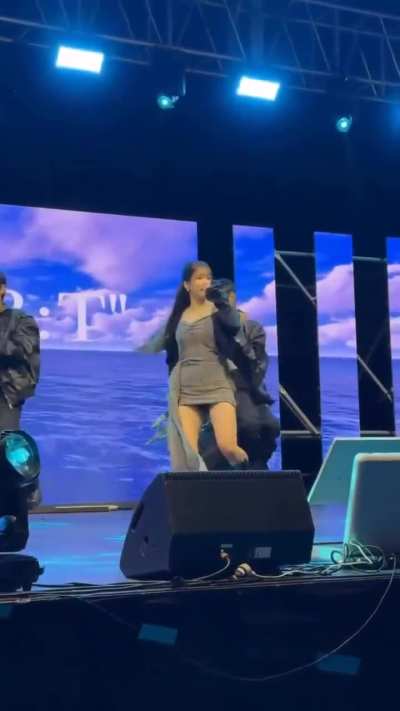 251118 Kwon Eunbi performing Underwater at Konyang University Festival