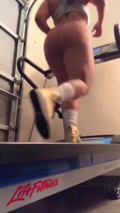 Angie naked treadmill run 🏃🏾‍♀️🍑🐱👀❤️😍