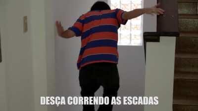 uma idosa fazendo musculação