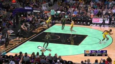 [Highlight] Austin Reaves finds a leaping Lebron James to finish the alley-oop