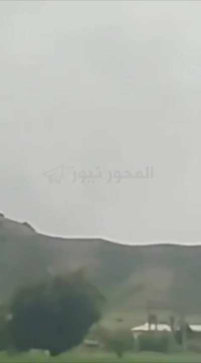 An American C-130 Hercules aircraft is flying at a very low altitude over Iran, dropping flares. It is highly likely that American forces are searching for the pilots of the downed F-15E aircraft.