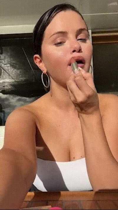 Selena Gomez loves to be a stacked tease