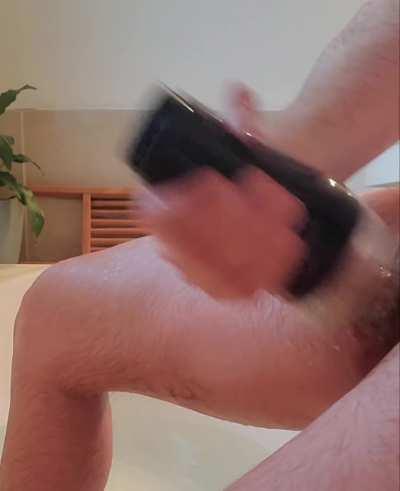 Edge of the bath tub 