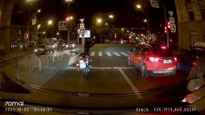 Культурный питерский мотоциклист рассказал курскому быдлу, что негоже бросать бычки на проезжую часть.