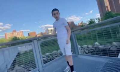 Naw wtf these kids on ??? 😂😂😂