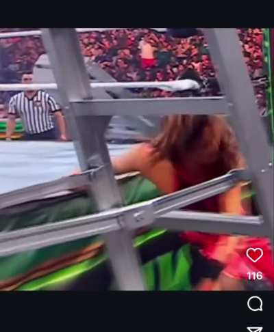 Raquel Wardrobe malfunction?