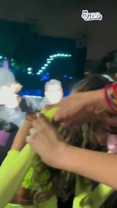 A fan touches Tini Stoessel's belly button