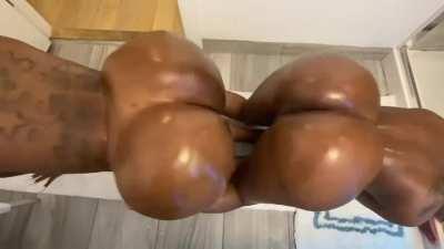 2 oily sluts bounce their asses against each other!