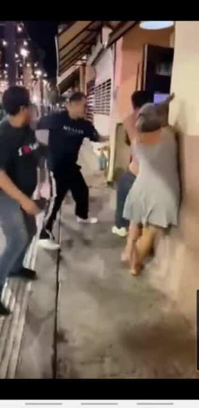 Man gets fingered by assailant in street fight.
