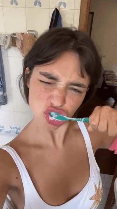 Gio scotti brush her teeth with white cream🤤