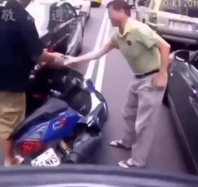 pelo menos tentou ajudar