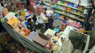 男人看店赚钱又带娃，女人天天在外面玩，回来看到孩子哭还怪老公没带好，居然还敢对老公动