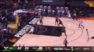 [Highlight] Giannis Antetokounmpo scores down low on DeAndre Ayton