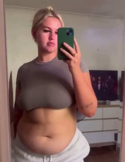 Chubby belly girl😁