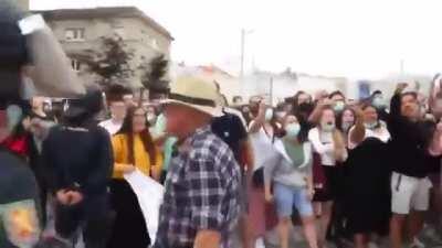 El admin en la firma de autografos