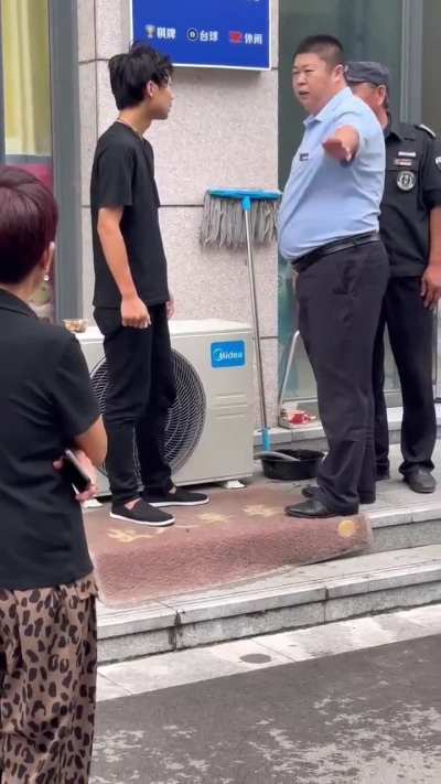 山东，男孩问妈妈要钱花，妈妈没给被儿子追着打。物业经理和保安拦两次没拦住，报警后警方到场将男孩带走