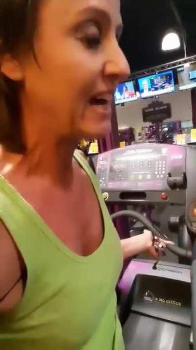 Karen doesn't want to wear a face mask at Planet Fitness