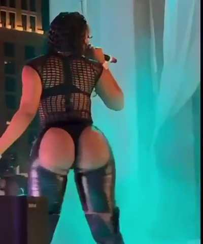 Meg twerking on stage 🤤