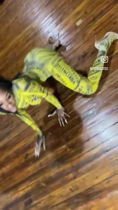 Body paint twerking ⚠️