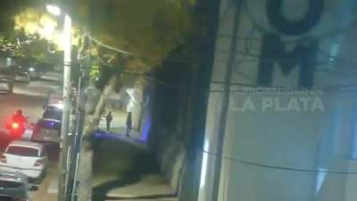 La Plata: menores de entre 10 y 12 años intentaron entrar a robar un kiosco. Fueron demorados y entregados a sus padres.