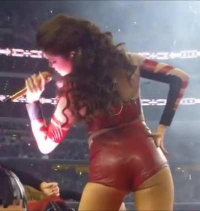 She looks so good in this outfit