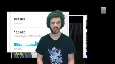 Brazilian youtuber celebrating 900k subscribers prematurely