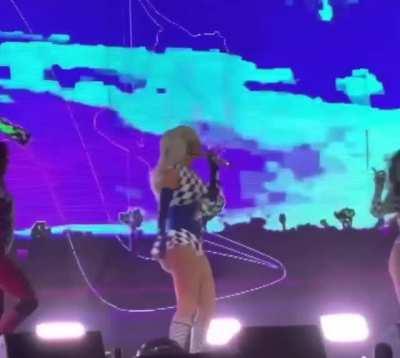 The only reason to attend an Iggy Azalea concert is for the ass