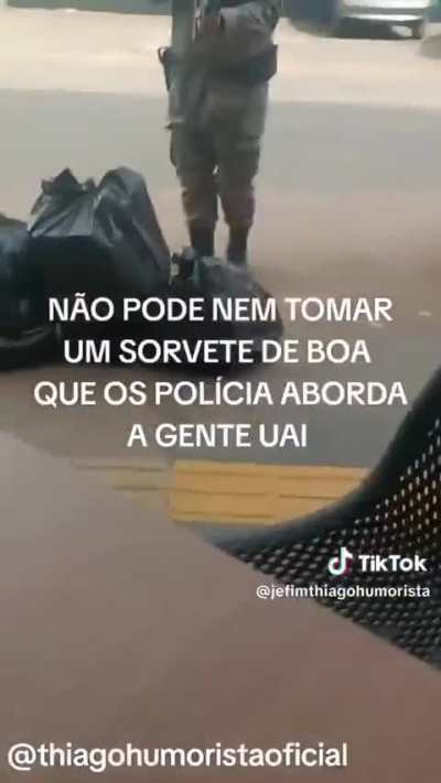 Ele tava só tomando sorvete poxa 
