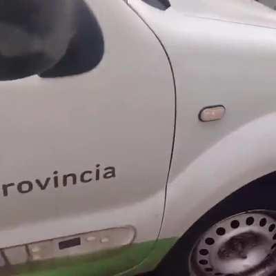 [INSEGURIDAD] Filman camioneta del Patronato de Liberados repartiendo afiches del Frente de Todos y bolsones de polenta y fideos