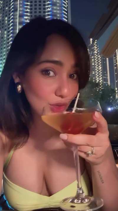 Biharan Raand showing her Balls sucking skills on her Birthday. Saali Tatte choosne waali kutiya