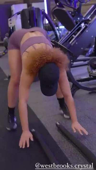 Man you can't tell me that nigga don't be getting hard watching her. Look at how her tits hit the floor 😲
