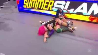 Audibly gasped at this spot that Sasha Banks and Asuka did during their SummerSlam match