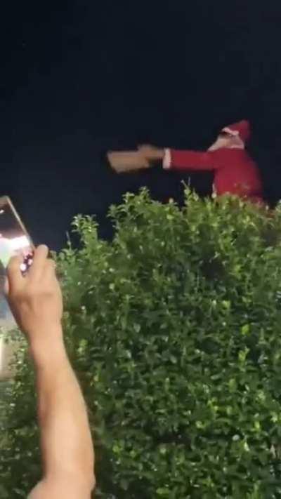 Hou! Hou! Hou! Seu merdinha.