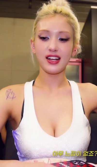 Somi’s cleavage 🤤