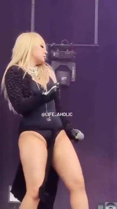 CL - Let's look at the thick legs and bouncy big breasts.