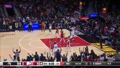 [Highlight] Trae walks into the open 3 with Gobert in drop coverage as the Hawks have erased a 21-point deficit and are now up 7!