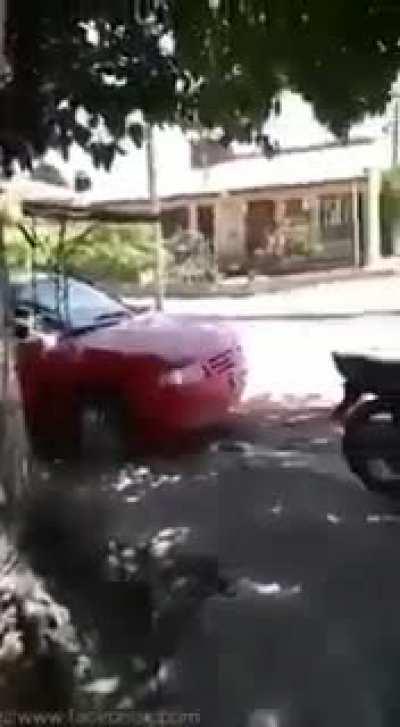 [SALTA] Mujer cansada de juntadas en su puerta echa a todos con una pistola de aire