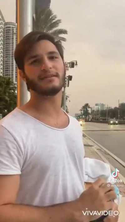 Querían dar lástima y la rematan con la ✌. Yo no entendí el mensaje. Uds?