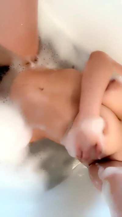 Violet just enjoying her Sunday bath 🥰🛁