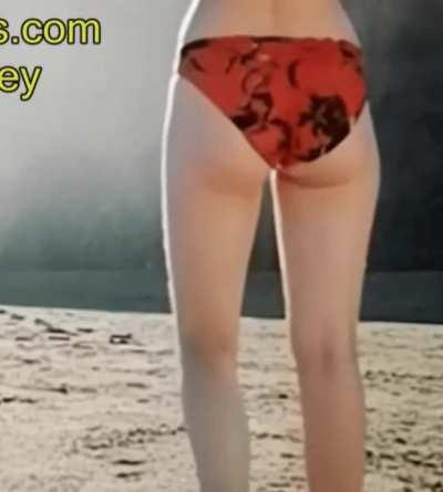 Thomasin McKenzie in OLD