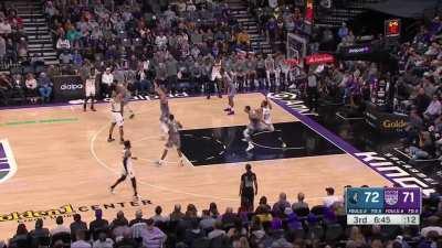 [Highlight] De’Aaron Fox gets UP to block Rudy Gobert at the rim from behind