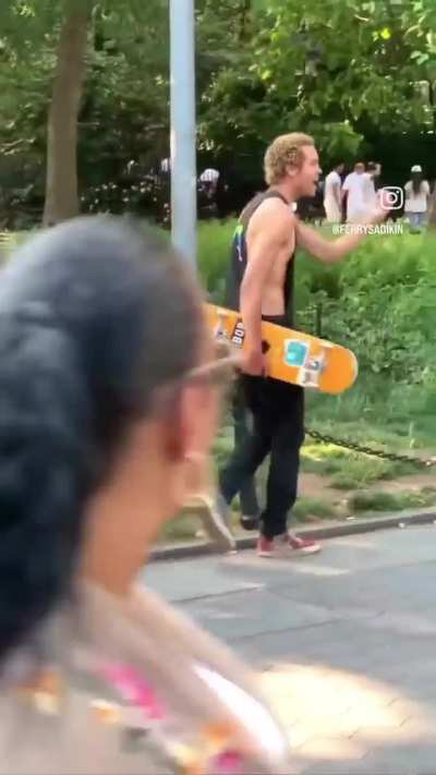 Skater kids fighting