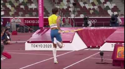 Mondo Duplantis nearly breaks pole vault world record with 6.19m attempt