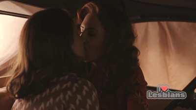 Abbi Jacobson & D'Arcy Carden (A League Of Their Own - s01e05 - Scene #2)