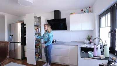 Julia Beautx in Jeans… Quelle: „ICH WERDE ZU MEINEM EIGENEN NAGELSTUDIO…“